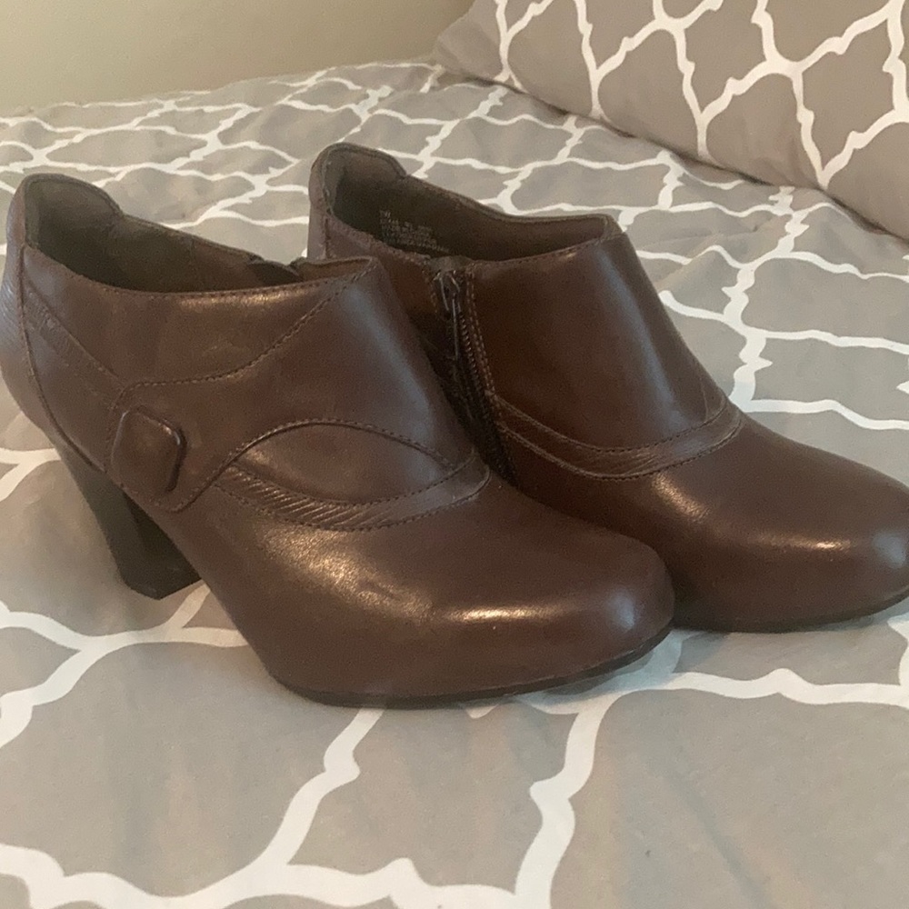 Clarks ankle bootie